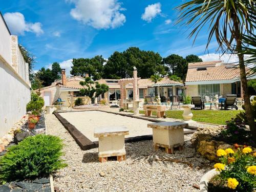 Bed & Breakfast Le Mas Des Mathes, Chambres D'h�tes, Studios