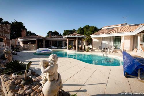 Bed & Breakfast Le Mas Des Mathes, Chambres D'h�tes, Studios