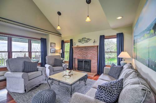 Lake House With 360 Views, Private Dock And Yard