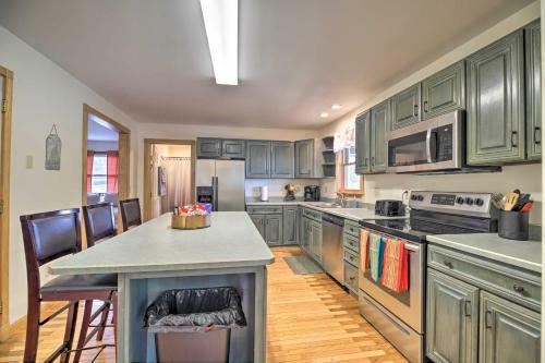 Lake Champlain Home With Decks, Kayaks And Fire Pit!