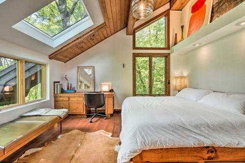 Luxe Plymouth Chalet With Indoor Pool And 3 Decks!