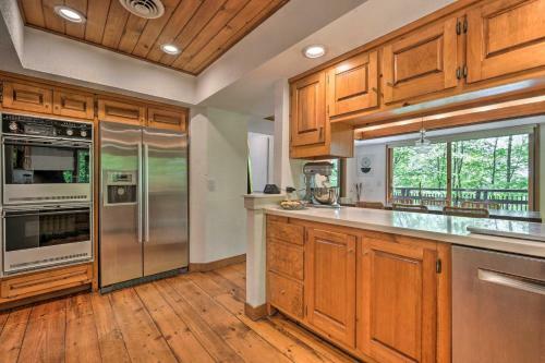Luxe Plymouth Chalet With Indoor Pool And 3 Decks!