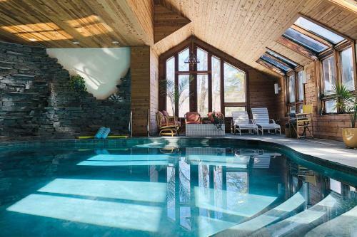 Luxe Plymouth Chalet With Indoor Pool And 3 Decks!