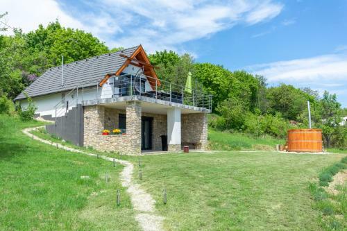 Villa K�li Vineyard Estate