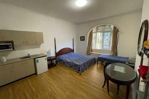Hostal Quality Room Conveniently Located For 2 Or 3 Si