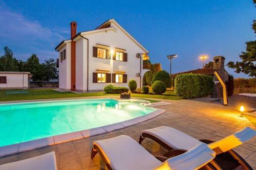 Villa Holiday House With Swimming Pool