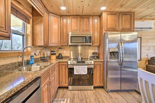 Serene Lakefront Cabin With Deck And Fire Pit!