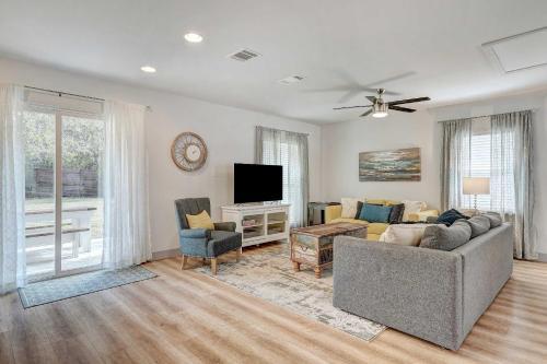 Inviting Escape, Walk To Georgetown Square!