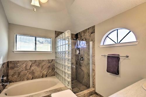 Live Oak Home With Fenced Yard About 15 Mi To Downtown!