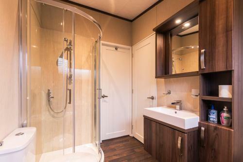 Lodge Lakeside Gem With Hot Tub