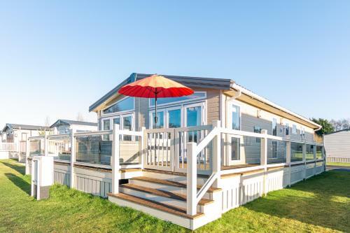 Lodge Lakeside Gem With Hot Tub