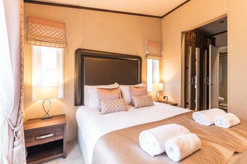 Lodge Lakeside Gem With Hot Tub