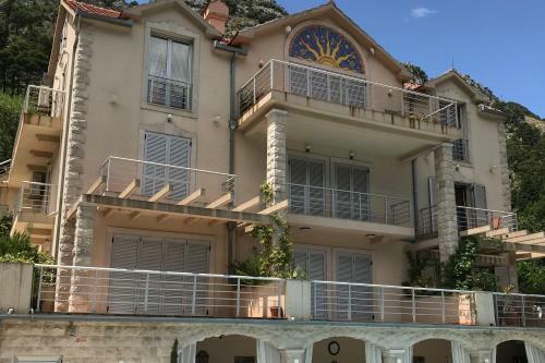Luxury Apartment With 15m Pool And Big Terrace