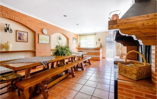Stunning Home In Badar�n With Wifi And 5 Bedrooms