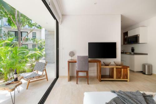 B�ak- C104- Jungle Studio 360� Rooftop Pool And Gym