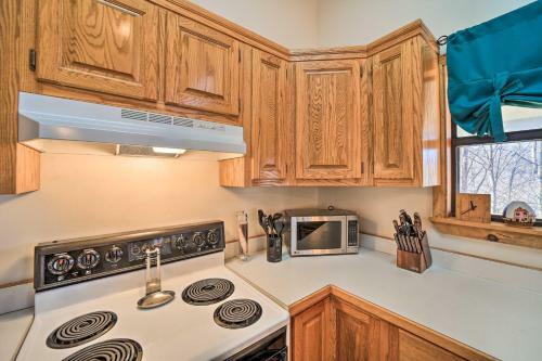 Sun-dappled, Pet-friendly Maggie Valley Cabin