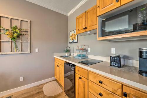 Apartamento Cozy Midway Retreat With Balcony And Mountain Views!