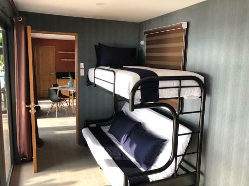 Hotel Crusoe Cabins Casobe