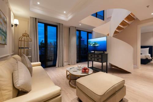 Louis Mo Apartment
