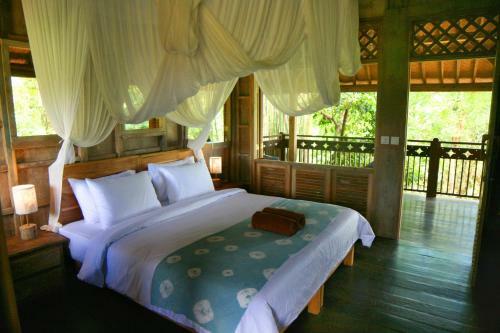 Artist Eco Villa With Wood And Clay
