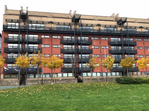 City Centre Riverside Apartment With Private Parking