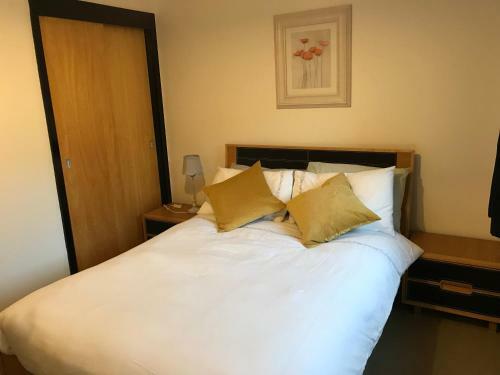City Centre Riverside Apartment With Private Parking