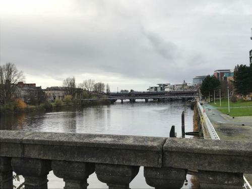 City Centre Riverside Apartment With Private Parking