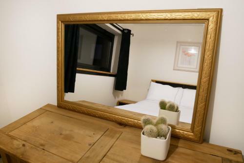 City Centre Riverside Apartment With Private Parking