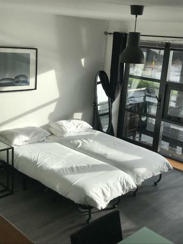 City Centre Riverside Apartment With Private Parking
