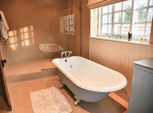 Country Chic In Unique English Village