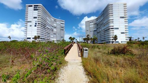 Updated 2 Bed Condo Offering Long Beach Views From Balcony