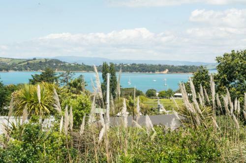 Oneroa Escape - "bell's Cottage" With Sea Views