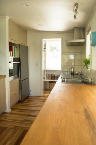 Oneroa Escape - "bell's Cottage" With Sea Views