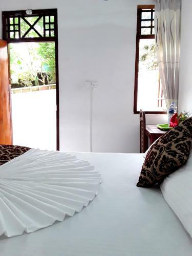 Hostal Ella Grand Peak Hotel