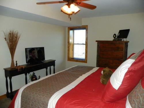 Aussies Den - Panoramic Mountain Views, Hot Tub, Pool Table!