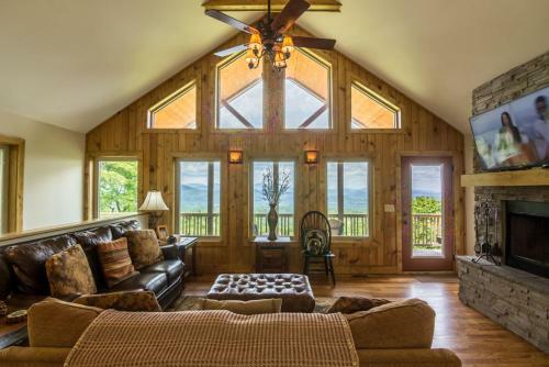 Aussies Den - Panoramic Mountain Views, Hot Tub, Pool Table!