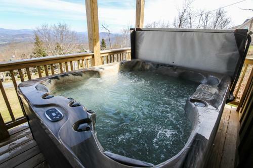 Aussies Den - Panoramic Mountain Views, Hot Tub, Pool Table!