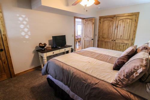 Aussies Den - Panoramic Mountain Views, Hot Tub, Pool Table!