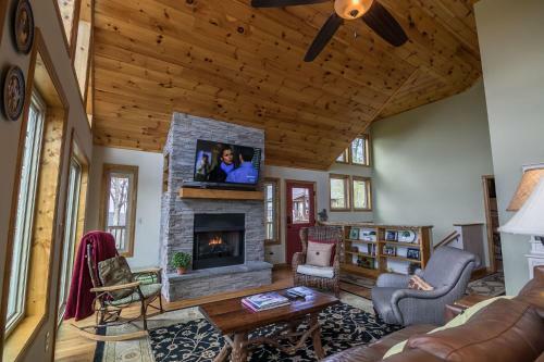 1 Beautiful View - Between Boone & Blowing Rock, Hot Tub, Pool Table!