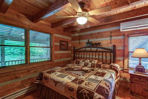 Altitude Adjustment - Seven Devils Cabin With Hot Tub, Pet Friendly, Fireplace