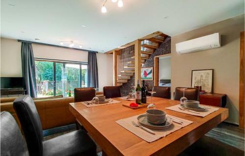 Nice Home In Knesselare With 6 Bedrooms