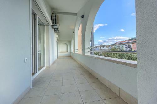 New, Modern Apartment With Hot Tub