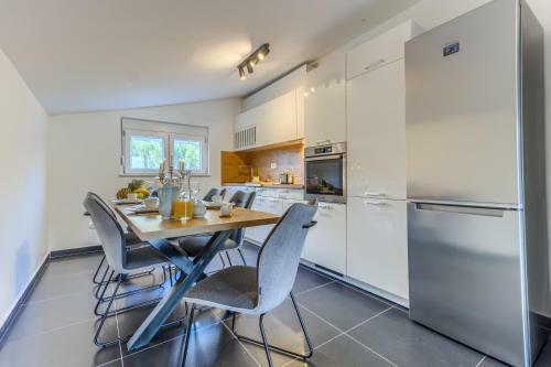 New, Modern Apartment With Hot Tub