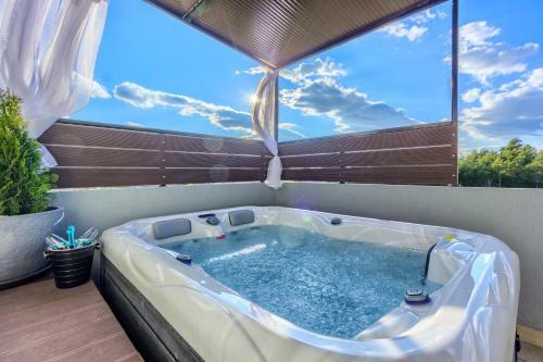 New, Modern Apartment With Hot Tub