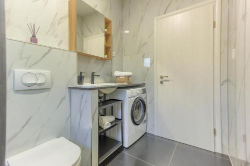 New, Modern Apartment With Hot Tub