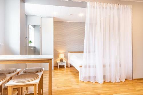 Bright Studio Apartment Near Beach!