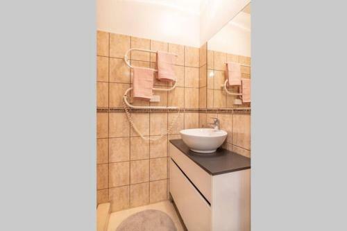 Bright Studio Apartment Near Beach!