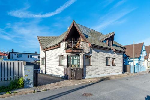 Bright Studio Apartment Near Beach!