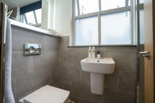 Spacious - Contemporary 2br Apartment - Central Ambleside - Parking