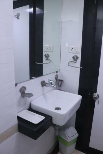 Hotel Adarsh Baug